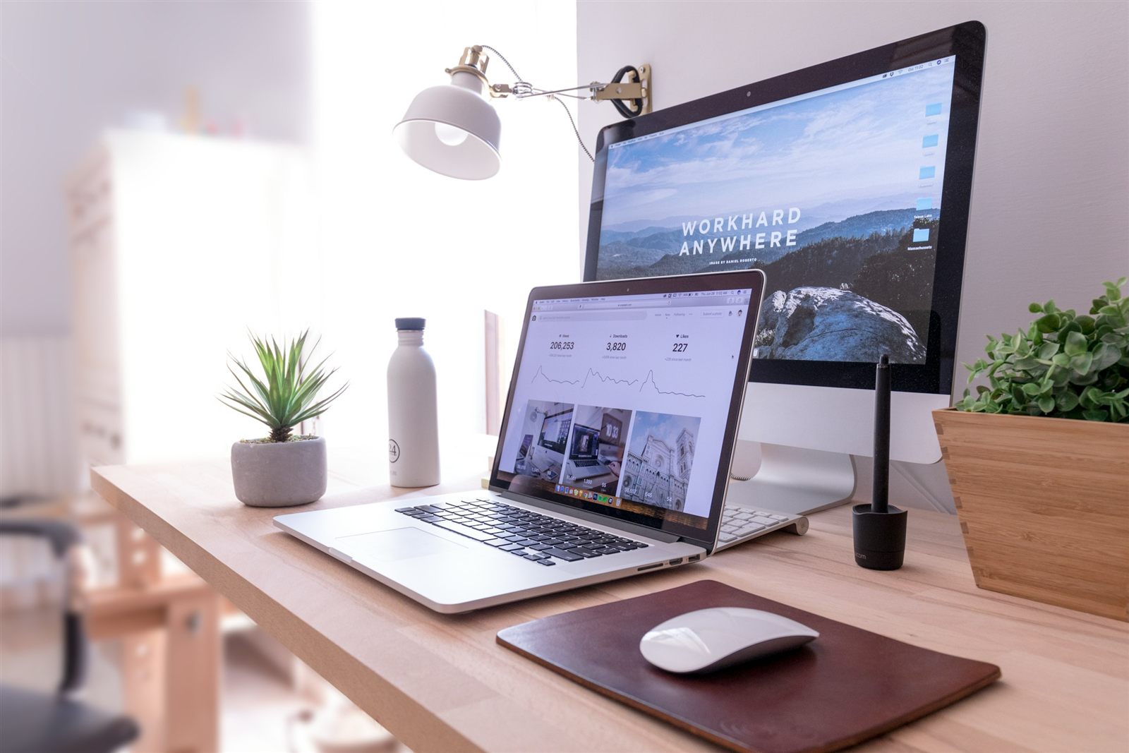 Arbeitsplatz mit Laptop und Monitor