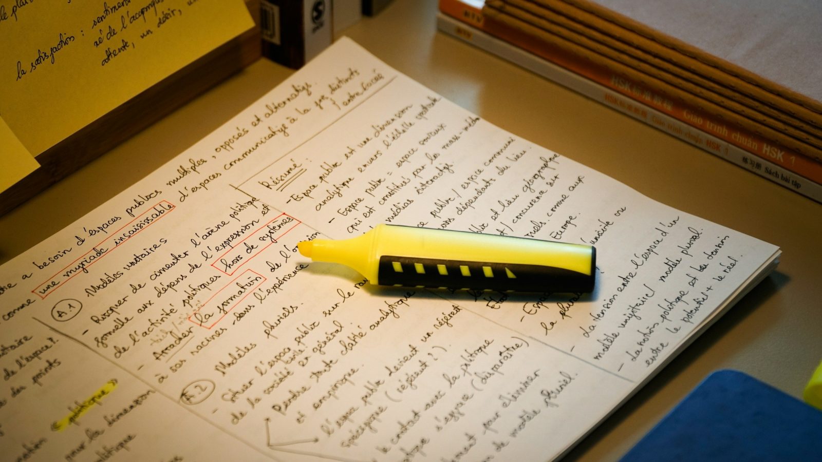 Handschriftliche Lernnotizen mit Textmarker
