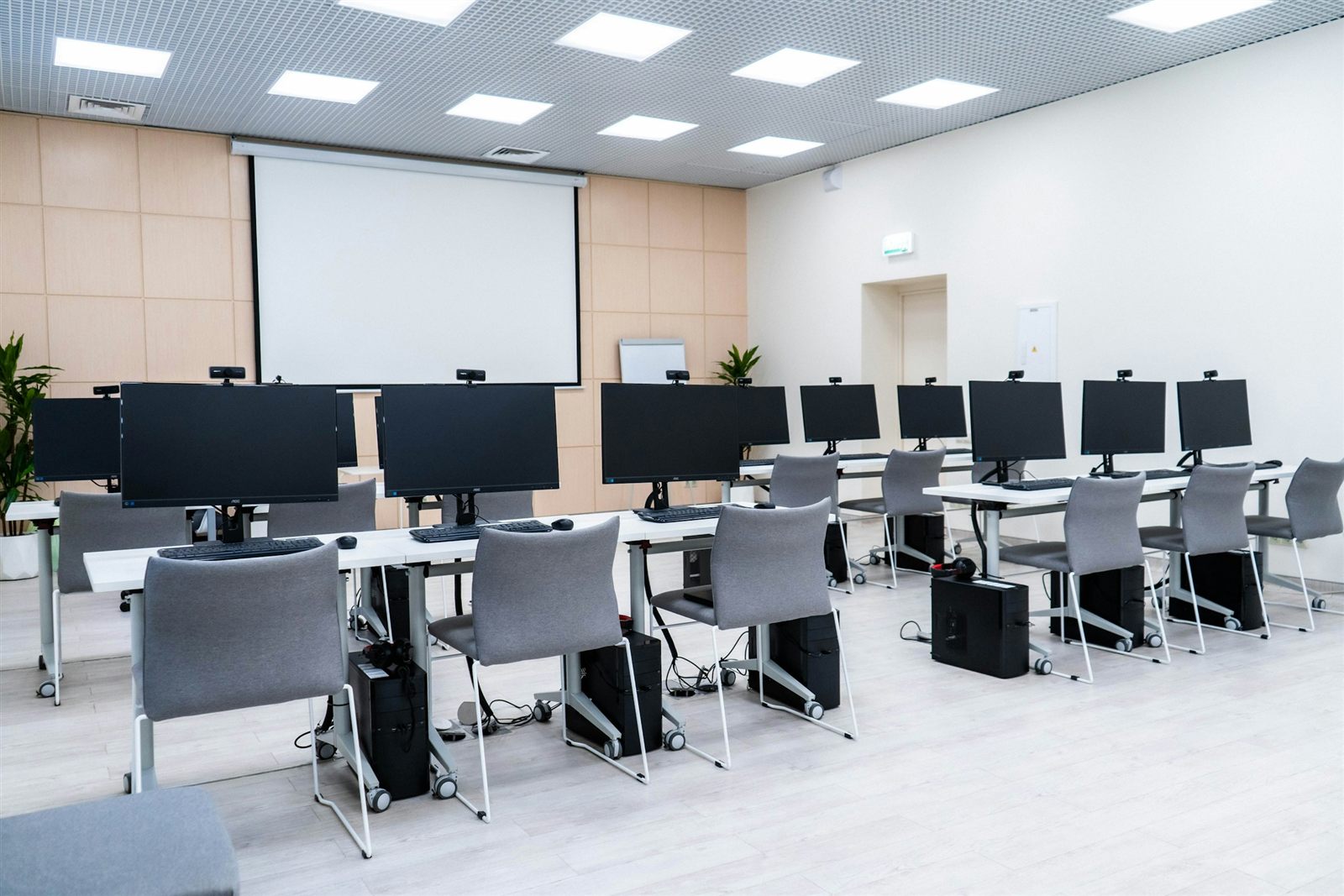 Rechnerraum einer Bildungseinrichtung mit vielen Arbeitsplaetzen